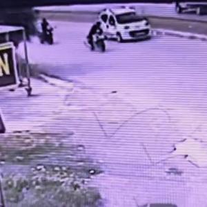 Trafikte Kavga: Kaskla Araca Vurup Sürücüyü Darbetti