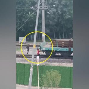 Çocukların Tren Vagonundaki Tehlikeli Oyunu
