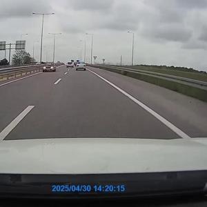 Bölünmüş yolda otomobiliyle ters yönde ilerledi; o anlar kamerada
