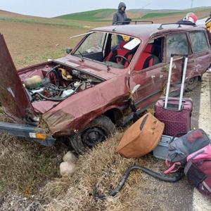 Takla atan otomobildeki 6 kişi yaralandı