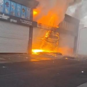 Diyarbakır’da, oto sanayi sitesindeki bir iş yerinde patlama sonrası yangın; olay anı kamerada