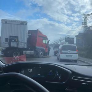 İstanbul - Esenyurt’ta sürücüsünün direksiyon hakimiyetini kaybettiği TIR, refüjdeki PTS direğini devirdi