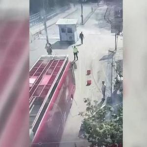 Otobüsü polisin üzerine sürdüğü açıklandı... O şoföre yurtdışı yasağıyla birlikte ev hapsi verildi