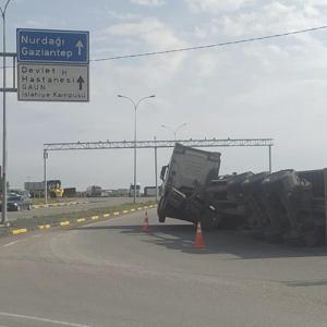 Gaziantepte konteyner yüklü TIRın dorsesi devrildi
