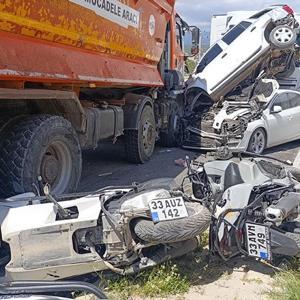 Mersinde kontrolden çıkan kamyon ortalığı savaş alanına çevirdi