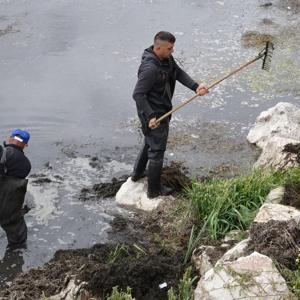 Eğirdir Gölünde balçık mücadelesi