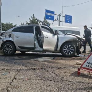 Diyarbakır’da kamyonet ile otomobil çarpıştı: 3 yaralı