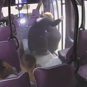 Fırtınada binanın çatısı uçtu, parçalar minibüse çarptı