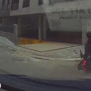 Amasyada otomobille çarpışan motosikletli yaralandı; kaza kamerada