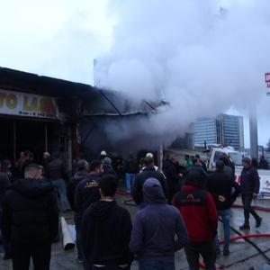 Rizede oto döşemecide yangın