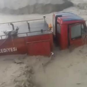 Ankarada sağanak; itfaiye aracı sele kapıldı