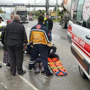 Üstgeçit yerine çevreyolunu kullandı, otomobilin çarpmasıyla yaralandı