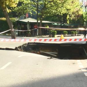 SON DAKİKA... İstanbul Sarıyerde yol çöktü