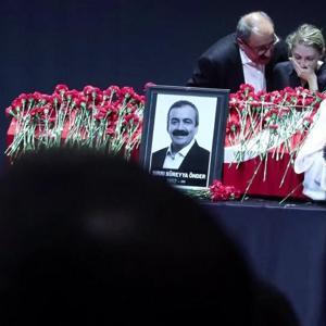 KIZINDAN ÖNDERE SON VEDA Gözyaşlarına boğuldu...