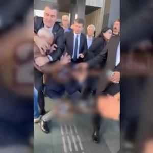 VİDEO | CHP Genel Başkanı Özgür Özele yumruklu saldırı