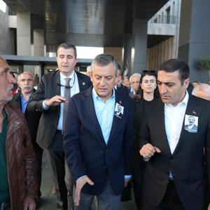 SON DAKİKA | CHP lideri Özgür Özel AKM çıkışında yumruklu saldırıya uğradı