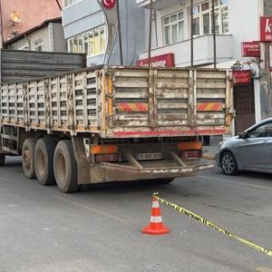 Yolun karşısına geçerken kamyonun çarptığı kadın öldü