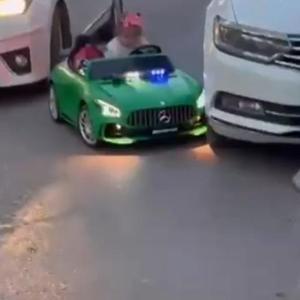 Çocuğun kullandığı akülü araca otomobilin çarptığı kaza kamerada