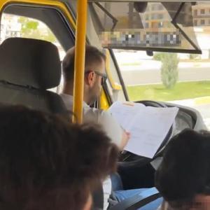 Minibüs şoförü, direksiyonda kitap okurken görüntülendi