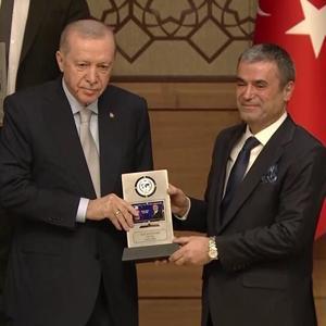 CNN TÜRK yılın televizyonu seçildi… Ödülü Demirören Medya TV Grup Başkanı Murat Yancı aldı