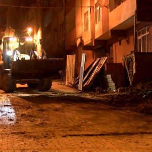 İstanbul - Bağcılar’da toprak kayması sebebiyle yana doğru eğilen bina boşaltıldı
