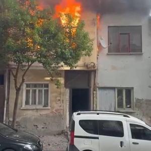 Darıcada 3 ev yandı, 2 itfaiye eri yaralandı