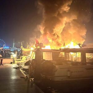 SON DAKİKA... İstanbul Tuzla marinada 4 tekne alev alev yandı