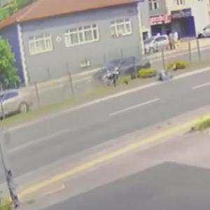Motosiklet tellere çarpıp takla attı; kaza anı kamerada