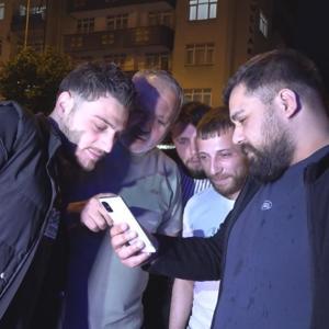 Cep telefonuyla canlı yayında oyun oynarken yıldırım düştü; o anlar kameraya yansıdı