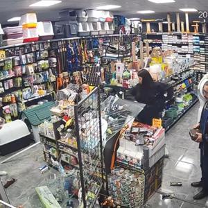 Motosikletin mağazaya girdiği kaza kamerada