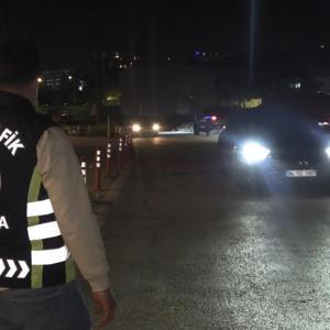 Yüksek sesle müzik dinleyen sürücülerin sokağa araç parkına izin yok