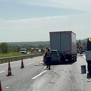 TEM Otoyolunda Kaza: Cip Kamyona Çarptı, 3 Yaralı