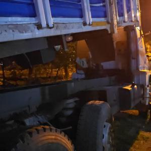Tamir etmek istediği kamyonunun kupasında sıkışarak yaralandı