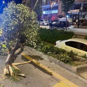 Nevşehirde çarpışan 2 otomobilden 1i su kanalına düştü; o anlar kamerada