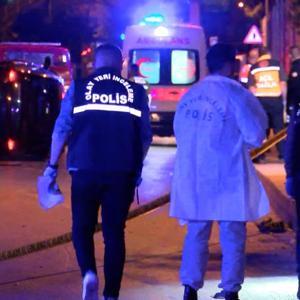 İstanbul - Kartalda otomobil kaldırıma çarpıp devrildi: 1 ölü