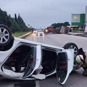 Kamyondan Dökülen Tomruklar Otomobile Çarptı