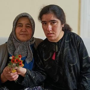 Ömrünü zihinsel engelli kızına adadı