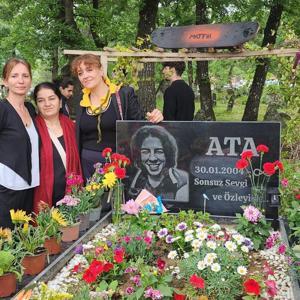 Balıkesirde bir yıl önce bıcaklanarak öldürülen kurye, mezarı başında anıldı; Törene Mattia Ahmet Minguzzi’nin annesi de katıldı