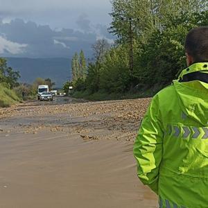 Kastamonu-Tosya yolu sel nedeniyle trafiğe kapandı