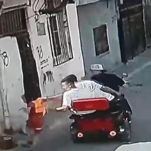 8 yaşındaki çocuk, formasından tutulup sürüklendi; o anlar kamerada