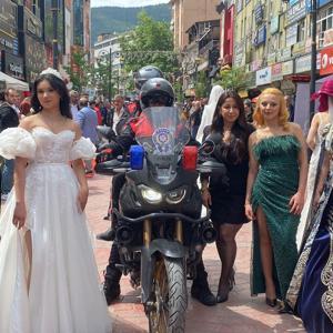Berberler ve kuaförler festivalinde renkli görüntüler ortaya çıktı