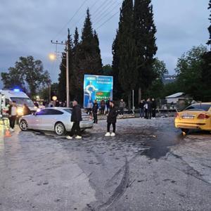 Sakaryada taksi ile otomobilin çarpıştığı kaza kamerada: 6 yaralı