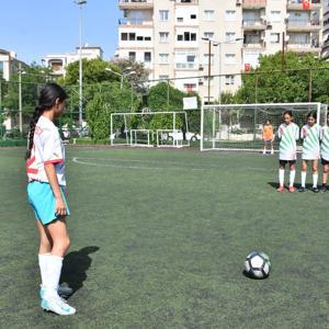 İzmirde Kız Öğrenciler İçin Futbol Turnuvası