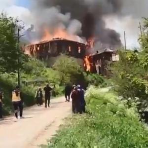 Cami ve 2 ev yandı