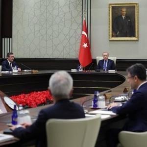 SON DAKİKA | Kabine Cumhurbaşkanı Erdoğan başkanlığında toplandı Bahçeliden Kabineye Ay Yıldızlı çiçek...