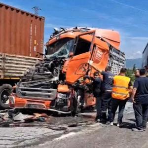 Sakaryada 4 araçlı zincirleme kaza; 2 yaralı