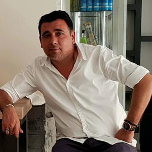 Otomobile çarpan motosikletin sürücüsü öldü; kaza kamerada