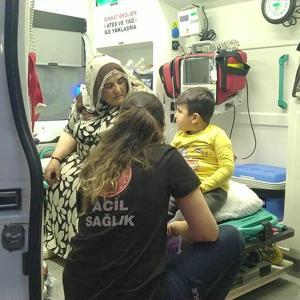 Gölcük’te apartmanda çıkan yangında anne ve oğlu dumandan etkilendi