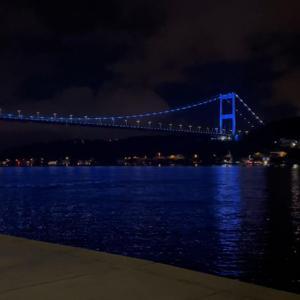 İstanbul - Fatih Sultan Mehmet Köprüsü maviye büründü