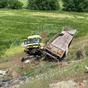 Lastiği patlayan TIR, 15 metreden tarlaya uçtu; 1’i ağır, 3 yaralı